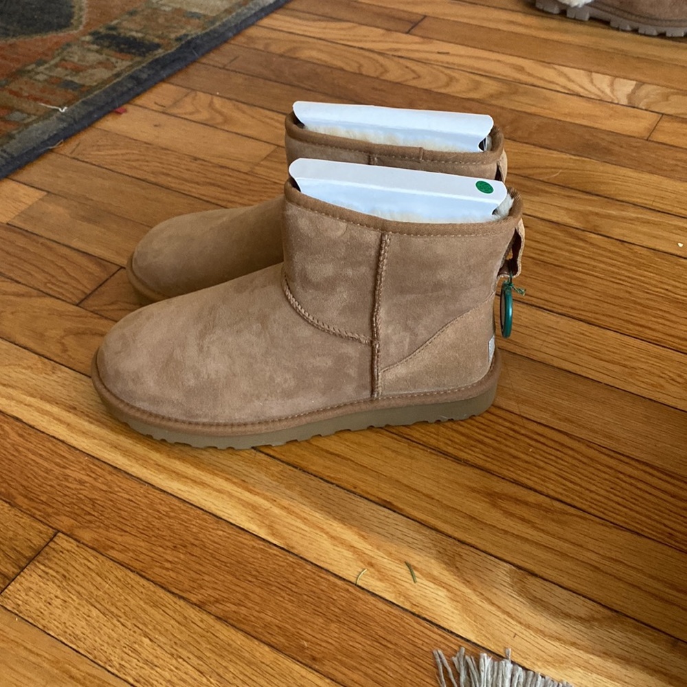 NWT Ugg classic mini men’s 9 women’s 11